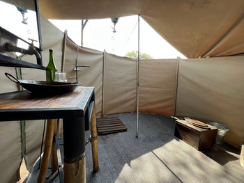 Wayo Little Green Camp: Halboffenes Bad