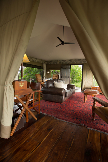 Zarafa Camp: Sofa und Deckenventilator