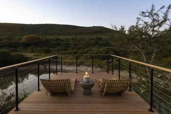 Bayethe Safari Lodge: Balkon vor dem Wasserloch