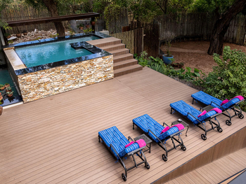 Chobe River Lodge: Liegestühle am Pool