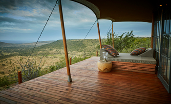 Elewana Lodo Springs: Terasse mit Liegesofa