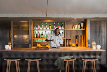 Hemingways Ol Seki Mara: Bar mit Barkeeper