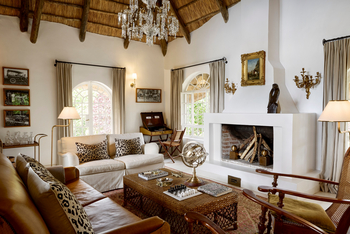 Laba Mama Simba: Sitzgelegenheiten vor dem Kamin