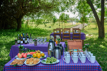 Lake Natron Tented Camp: Frühstück im Freien mit Wein und Kaffee
