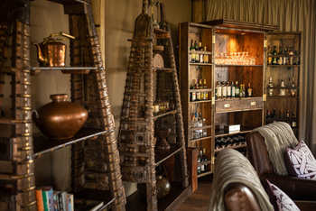 Mara Nyika Camp: Regale und Bar