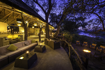 Mkulumadzi Lodge: Openair Lounge