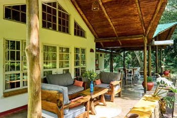 Moivaro Lodge: Überdachte Veranda mit Blumenvase und Sofas