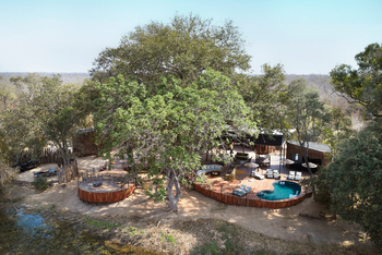 Molori Mashuma: Pool und Fire Deck