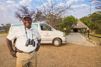 Mukambi Safari Lodge: Mitarbeiter am Eingang
