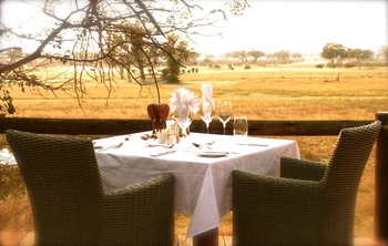 Nambwa Tented Lodge: Esstisch auf dem Deck