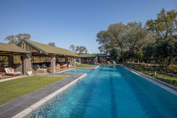 Notten's Bush Camp: Pooldeck mit schattigen Daybeds im Mittagslicht
