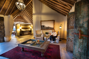 Ol Donyo Lodge: Sessel und Tür im Zanzibari Style