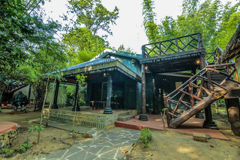 Syna Tiger Resort: Chhattisgarh - Aufgang zum Sonnendeck