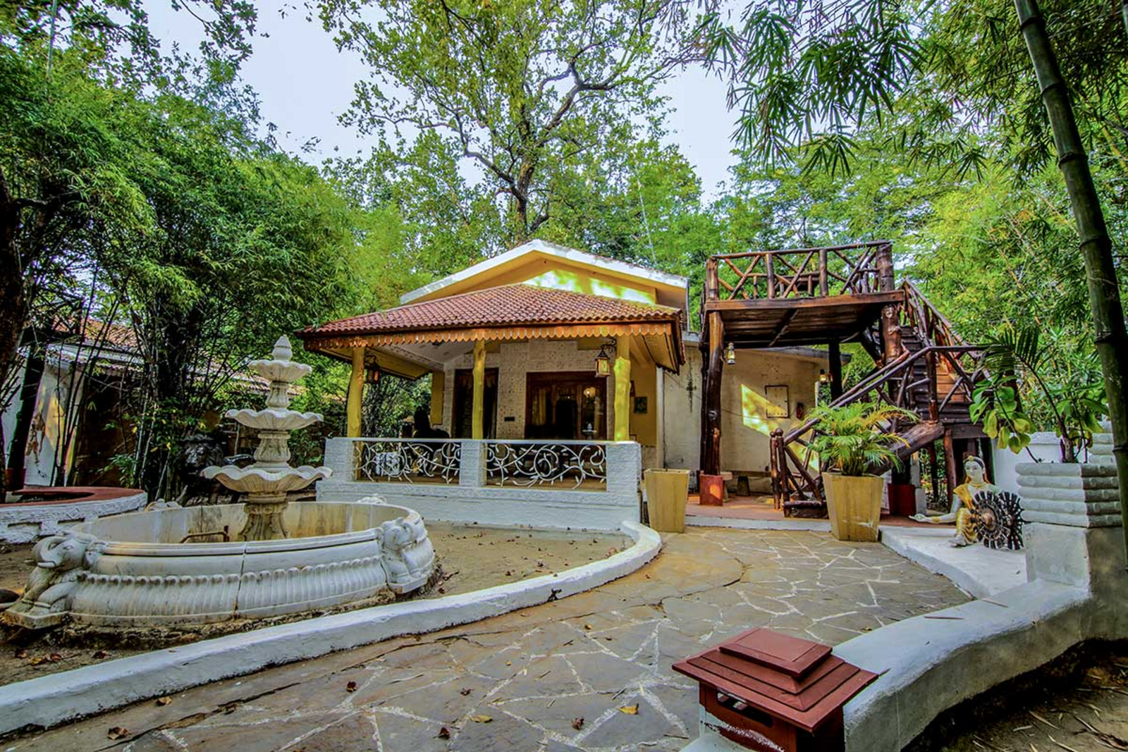 Syna Tiger Resort Syna Tiger Resort: Gujarat - Brunnen vor dem Cottage