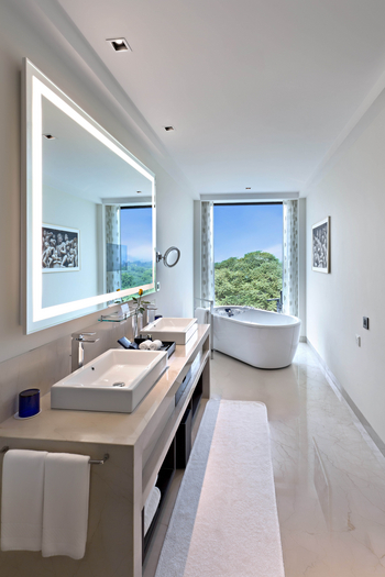 The Oberoi New Delhi: Premier Club Room Bad