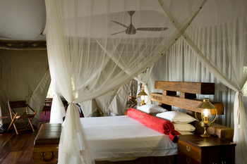 Zarafa Camp: Bett mit schweren Eisenbahnschwellen