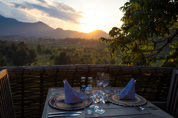 Bisate Lodge: Tisch auf dem Balkon