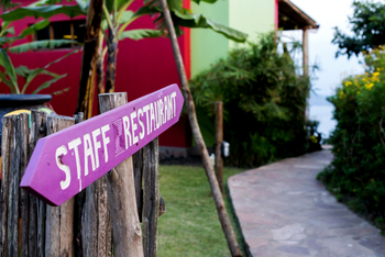 Chameleon Hill Forest Lodge: Wegweiser