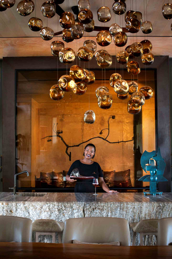 Cheetah Plains: Butler mit Dekanter an Steinbar