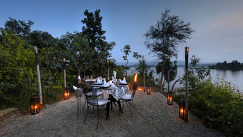 Denwa Backwater Escape: Dinner am Fluss