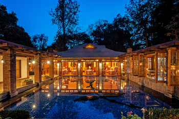 Elewana Arusha Coffee Lodge: Reflecting Pool vor dem Restaurant