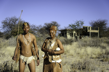 Kalahari Plains Camp: Frau und Mann vom Volk der Kalahari San