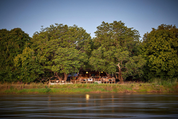 Kapamba Bushcamp: Lage am Flussufer