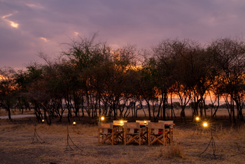 Lake Burunge Baobab Tented Lodge: Essbereich im Freien am Abend