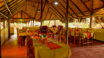 Lake Natron Tented Camp: Elegante Open-Air-Dining unter Strohdach