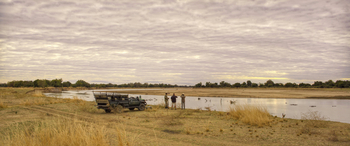 Lion Camp Lion Camp: Flusslandschaft