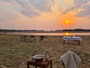 Luambe Camp: Sundowner auf einer Sandbank