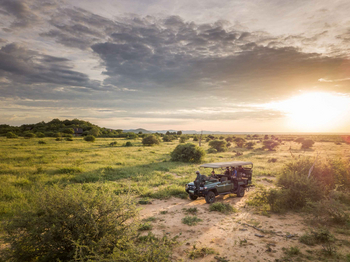 Mateya Safari Lodge: Safari-Fahrzeug bei goldener Abenddämmerung