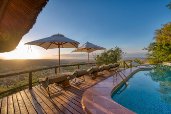 Mbali Mbali Soroi Serengeti Lodge: Liegestühle am Pool