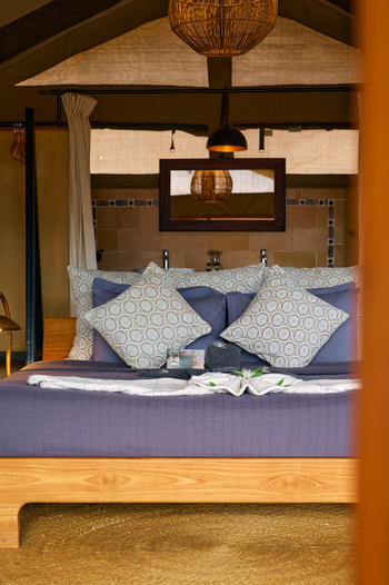 Mkomazi Wilderness Retreat: Luxusbett mit einladendem floralen Gruß