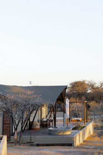 Otjiwa Thornbush Tented Camp: Freiluftbadewanne neben Schwebebett auf Buschdeck