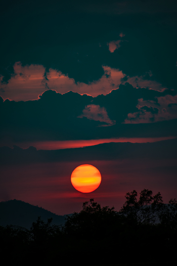 Sujan Jawai: Rotglühende Sonne