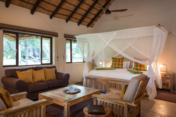 Tuli Safari Lodge Mashatu: Doppelbett mit Moskitonetz