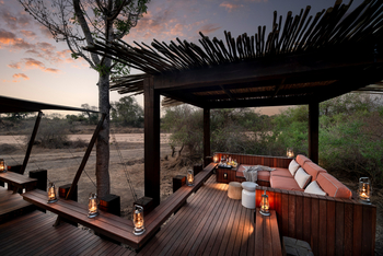 andBeyond Ngala Tented Camp: Deck mit Schattendach