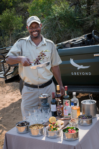 andBeyond Phinda Rock Lodge: Lachender Guide an der Buschbar