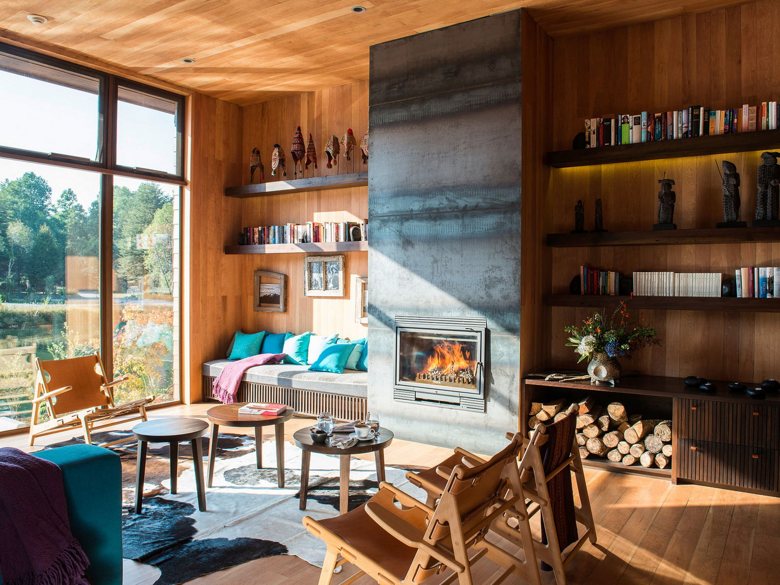 andBeyond Vira Vira Lodge andBeyond Vira Vira Lodge: Kamin in der Bibliothek