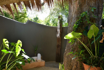 Chobe Bakwena Lodge Chobe Bakwena Lodge: Riverview Chalet - Außendusche