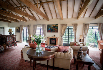 Clouds Mountain Gorilla Lodge: Lounge mit Kamin