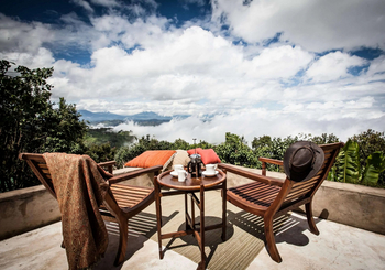 Clouds Mountain Gorilla Lodge: Terrasse mit Fernblick
