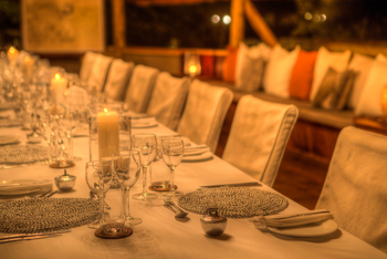 Dinaka Lodge: Gedeckter Tisch