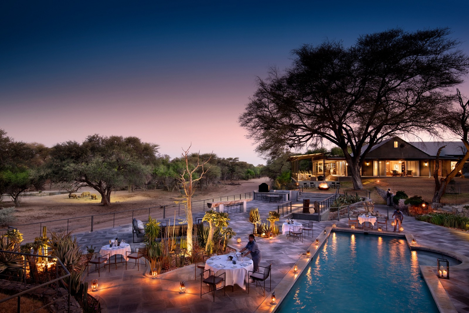 Epako Safari Lodge Epako Safari Lodge: Poolbereich am Abend