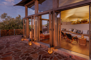 Hemingways Ol Seki Mara: Zentralbereich mit Beleuchtung