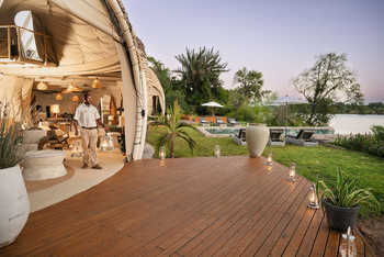 Ila Safari Lodge Ila Safari Lodge: Pool, Lounge und Deck