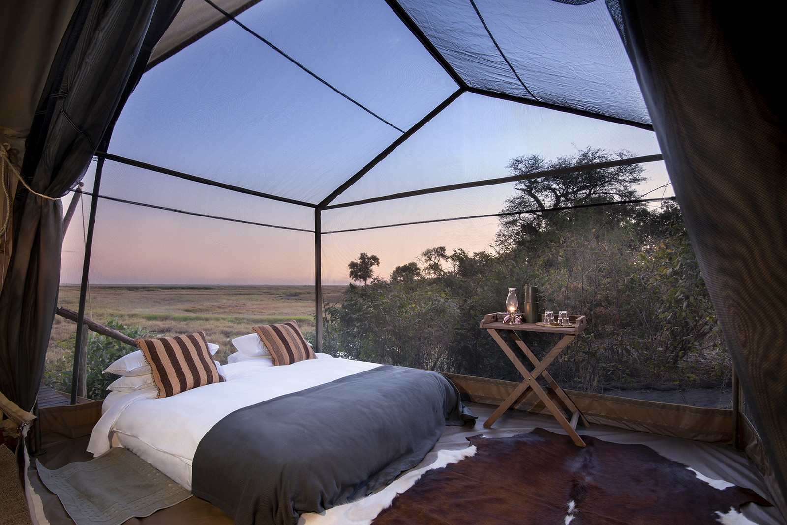 Linyanti Expeditions Linyanti Expeditions: Bett im Sleep-Out-Teil des Zeltes