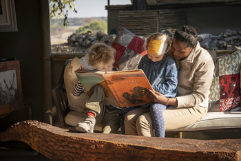 Meno A Kwena Camp Meno A Kwena Camp: Mitarbeitern liest Kindern vor