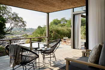 Sanctuary Olonana Sanctuary Olonana: Terrasse mit Sitzgelegenheiten und Ausblick